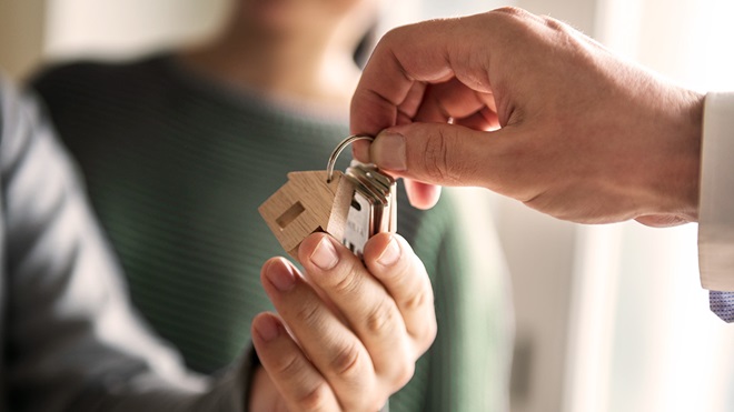agent_broker_handing_house_keys_to_new_owners